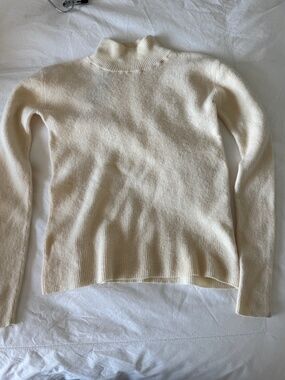 Elevate your knitwear collection with this beautifully crafted cardigan from Ver